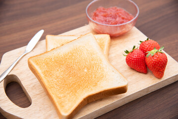 手作りのいちごジャムとトースト