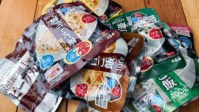 非常食、保存食、 アルファ米。災害時など水でも食べられるお米、ご飯いろいろ。サタケ、尾西