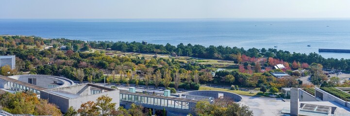 展望台から見おろす大阪湾と紅葉のコラボ情景＠淡路島、兵庫