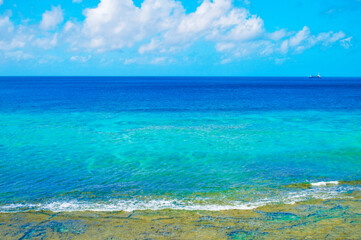 Fototapeta na wymiar 日本　沖縄の海　空　ビーチ 海岸線