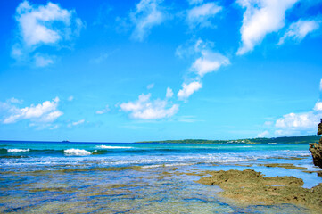 日本　沖縄の海　空　ビーチ
海岸線