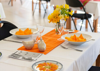 Table de restaurant pour repas dans un établissement de cuisine française. Décoration élégante.