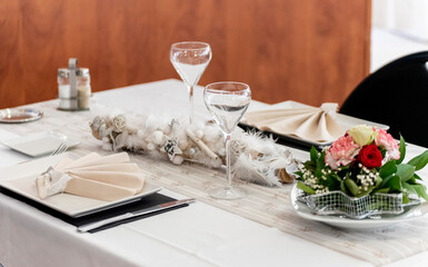 Table de restaurant pour repas dans un établissement de cuisine française. Décoration élégante.