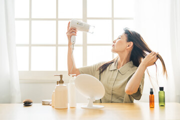 ドライヤーを使うミドル世代の女性（困る）
