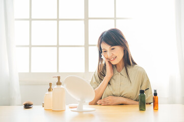 コットンを使う女性（笑顔）
