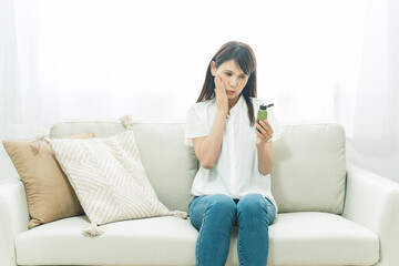 Obraz premium 化粧品が合わないミドル世代の女性 