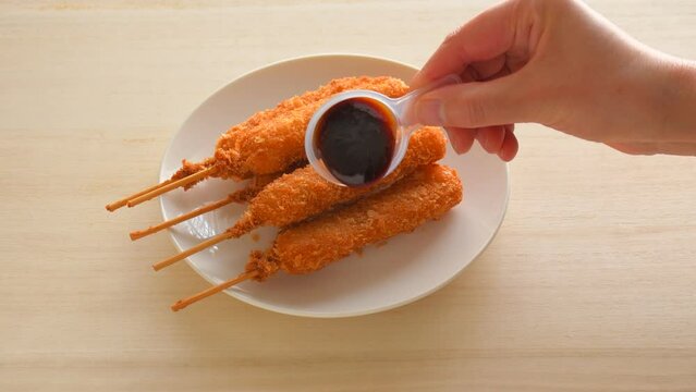 串かつ　味噌をかける