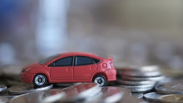 お金と赤い車