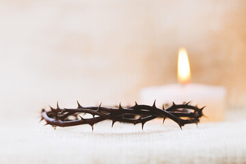 예수그리스도의 고난의 십자가와 죽음과 부활을 상징하는 가시면류관과 밝게 빛나는 촛불 배경
