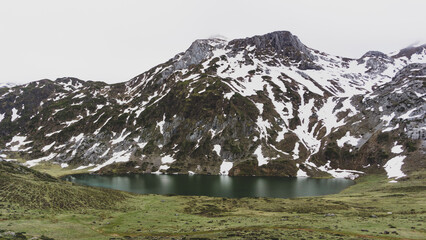 Fototapeta na wymiar Mountain lake reflecting the snowy mountain on it