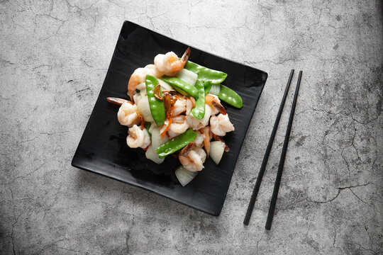 Garlic prawn and snow peas dish