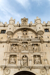 Fototapeta na wymiar arch of santa maria, one of the old medieval entrance gates to the city in Burgos, Spain