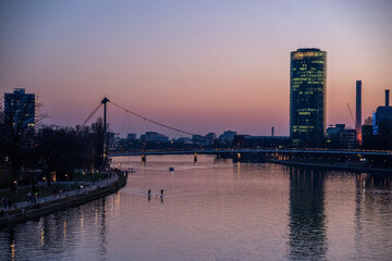 Obraz premium Frankfurt am Main , Architecture - People are seeting near Water. 25/03/2022 Frankfurt city - Germany