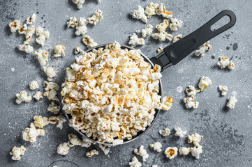 Obraz na płótnie Canvas Cooking salted popcorn in a skillet. Gray background. Top view