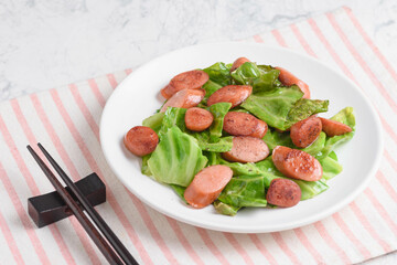 春キャベツとウインナーのバター炒め