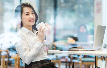 Asian businesswoman working at a cafe