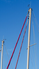 M&acirc;ts de bateaux, tranchant avec le ciel bleu
