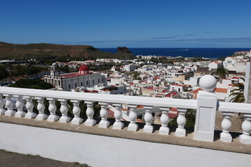 Weiße Balustrade und Blick auf Agaete auf Gran Canaria