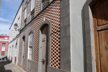Haus mit Fliesen an der Fassade in Guíga auf Gran Canaria - obrazy, fototapety, plakaty
