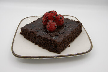 Schokoladenkuchen mit Himbeeren und Schokosauce