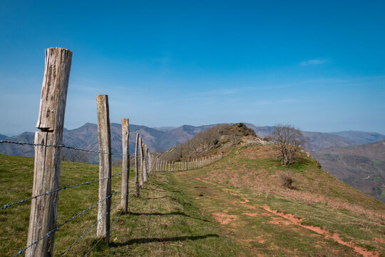 Cerca de madeira ao lado de uma trilha no alto da montanha Jara em Iroul&eacute;guy no Pa&iacute;s basco