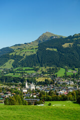 Fototapeta na wymiar Der Ort Kitzbühel mit dem Kitzbüheler Horn von der Streif aus gesehen im Sommer - Tirol, Österreich