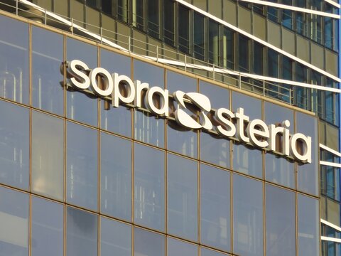 Enseigne / logo Sopra Steria, c&eacute;l&egrave;bre entreprise de services du num&eacute;rique (ESN) fran&ccedil;aise, au sommet d&rsquo;une tour de bureaux &agrave; La D&eacute;fense, pr&egrave;s de Paris &ndash; janvier 2021 (France)