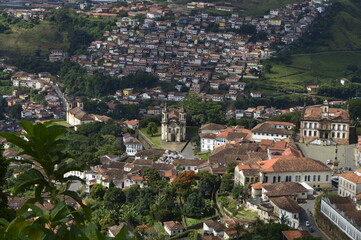 Obraz premium Vista de Ouro Preto com igreja e praça da inconfidência