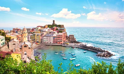 Foto op Canvas Amazing cityscape with boats and colored houses in Vernazza, Cinque Terre, Italy. Amazing places. A popular vacation spot. © anko_ter