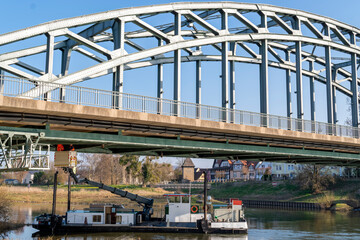 Brückenüberprüfung am Fluss