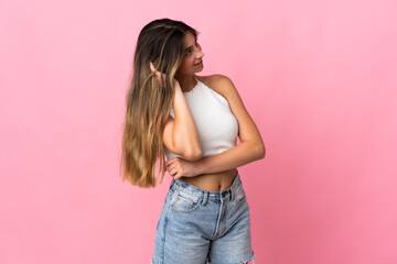Young caucasian woman isolated on pink background thinking an idea