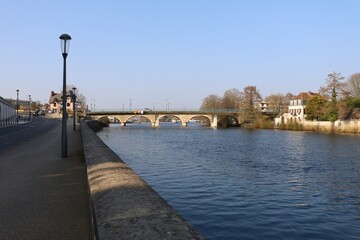 Fototapeta na wymiar Le pont Jean Moreau sur la rivière Yonne en premier plan, avec le pont de la Tournelle en arrière plan, ville de Auxerre, département de l'Yonne, France