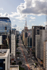 Paisagem da região da avenida Paulista em São Paulo, em tarde ensolarada, com a beleza de seus prédios 