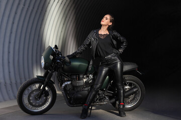 Obraz na płótnie Canvas woma in black with a motorcycle