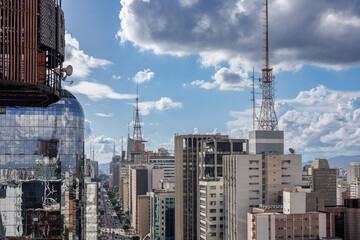 Paisagem da região da avenida Paulista em São Paulo, em tarde ensolarada, com a beleza de seus prédios 