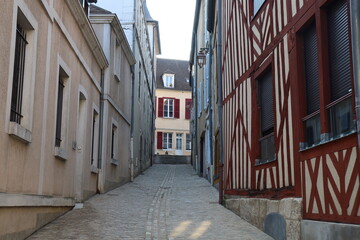 Fototapeta premium Rue typique dans Auxerre, ville de Auxerre, département de l'Yonne, France