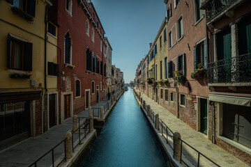 Fototapeta na wymiar Side Street in Venice, Italy 