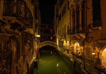 Fototapeta na wymiar Side Street in Venice, Italy at night