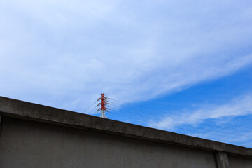 塀の向こうの鉄塔
