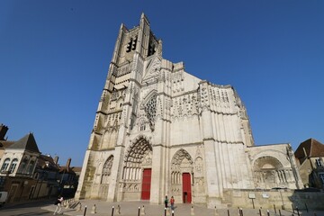 La cath&eacute;drale Saint Etienne, de style gothique, vue de l'ext&eacute;rieur, ville de Auxerre, d&eacute;partement de l'Yonne, France
