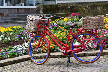 Fototapeta na wymiar Fahrrad mit Körben bepackt, der Umwelt zuliebe mit dem Rad zum einkaufen.