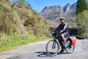 Obraz premium Happy senior man riding bicycle