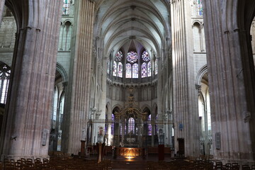 Fototapeta na wymiar La cathédrale Saint Etienne, style gothique, intérieur de la cathédrale, ville de Auxerre, département de l'Yonne, France