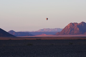 Heißluftballon über der Namib-Wüste in Namibia. 