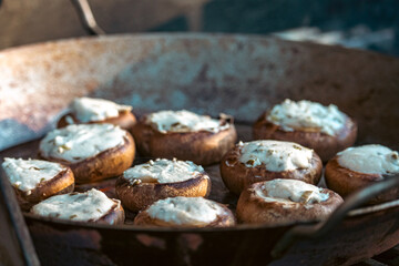 Stuffed mushrooms with cheese and herbs on cooking grate / Grilled mushroom / BBQ / barbecue camping / barbecue party / Gegrillte / Gefüllte Champignons / Grillen / Grill / Champignons / Grillsaison 
