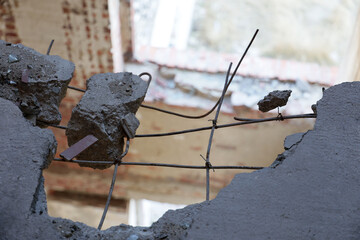 Fragmenty muru i cegieł z rozwalonej fabryki widoczne wiszące druty. - obrazy, fototapety, plakaty