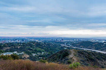Fototapeta premium Twilight view of Los Angeles downtown skyline from Getty View Park
