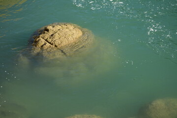 agua cristalina con piedras en 
Las Nubes, Chiapas, México