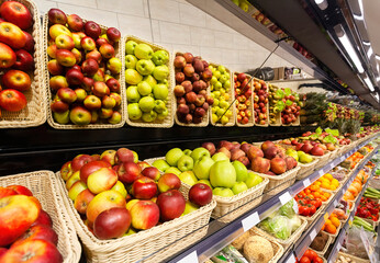 Laying out the vegetables in the supermarket