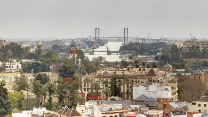 la ville de Séville vue depuis les hauteurs de la cathédrale avec ses toits, ses rues et ses églises